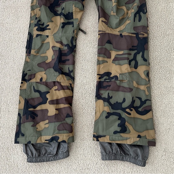 Burton Camouflage Snowboarding Pants - Camo Insulated Winter Waterproof - Picture 9 of 14